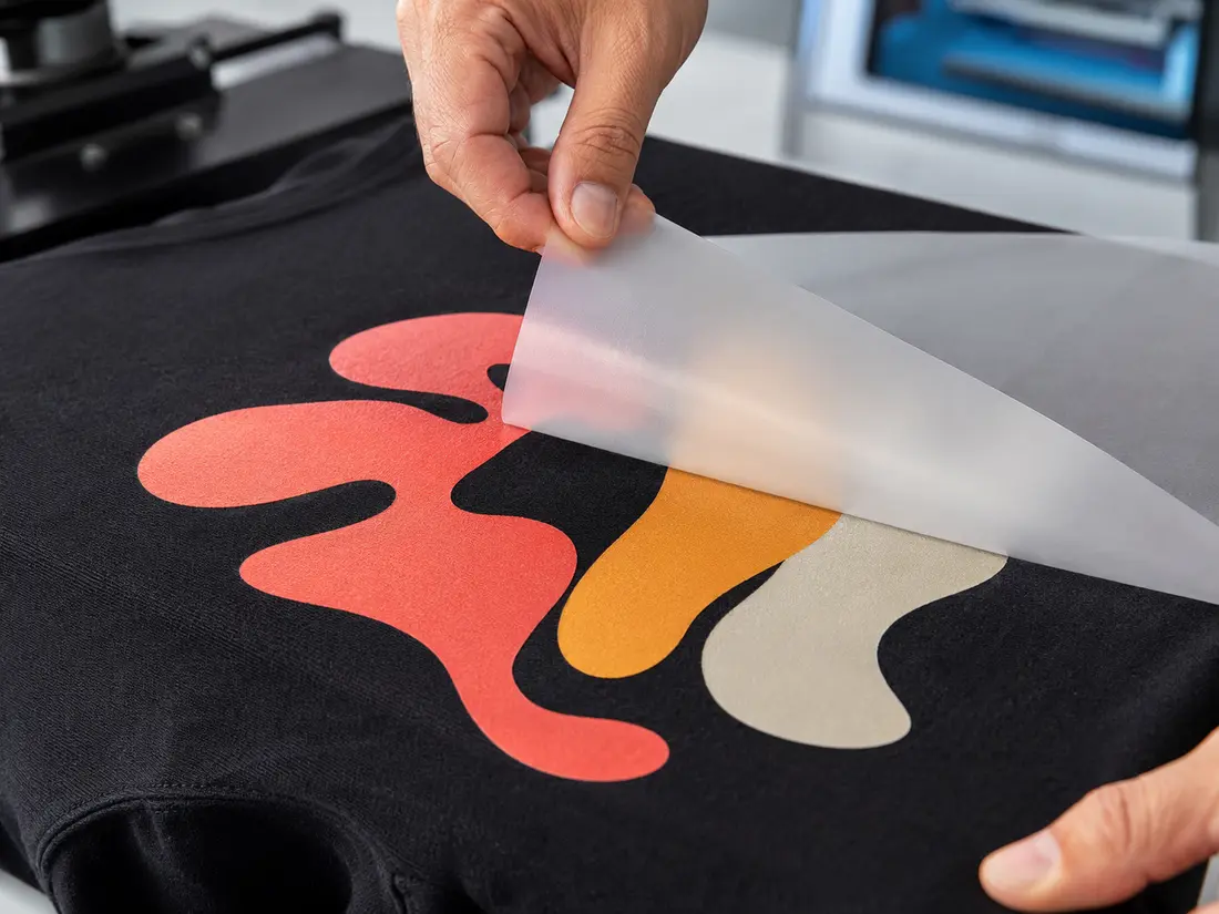 Aplicação real de estampa DTF em camiseta preta